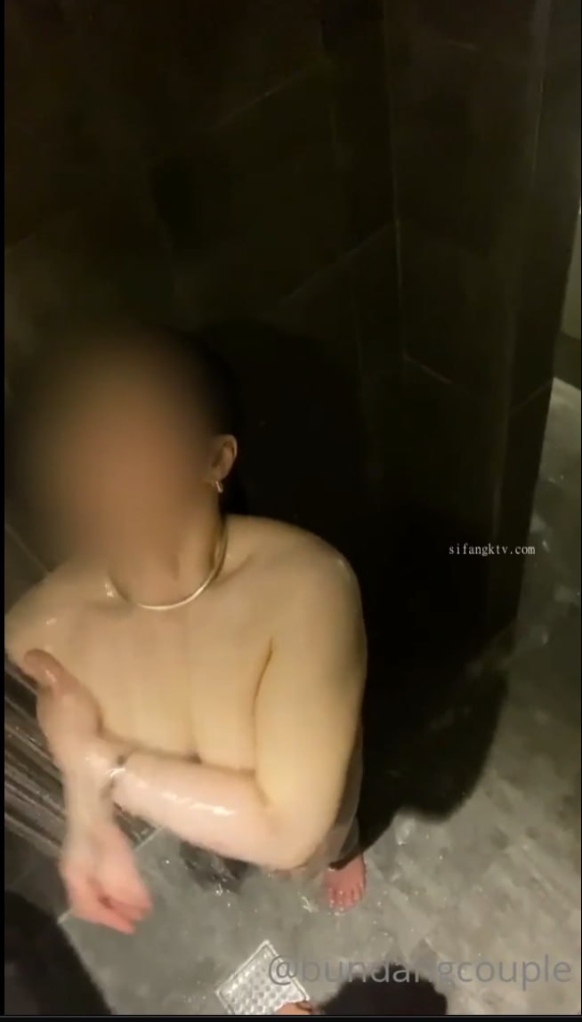 月乃露娜-彼氏と喧嘩した後を狙って傷心した隣人お姉さんの愚痴を聞いたら何度も何度も中出しできた。彼氏持ち隣人NTR